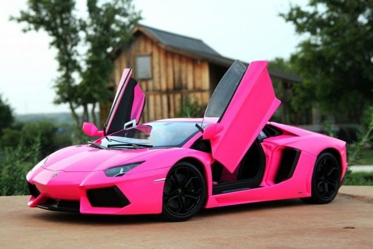 Minaj is the second Hollywood celebrity who went all-out pink with her car next to Elvis Pressly.