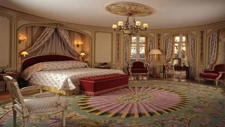 The experts say it'll likely take a decade to complete the renovation in the Buckingham Palace.
