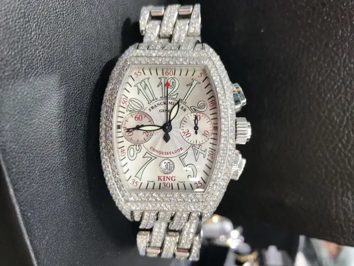 The sources claim the gem addition to William's watch served as Kevin Hunter's peace offering gift.