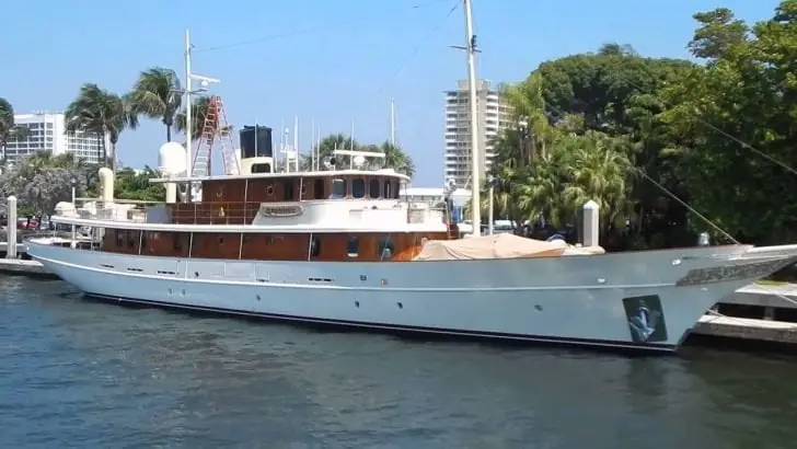 The vessel was a gift for Depp, and it was built in Turkey last 2001.