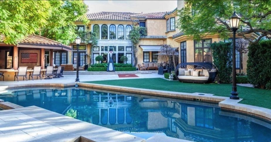 Sheen has been trying to sell his astounding $8.5 million Beverly Mansion for months, to no avail.