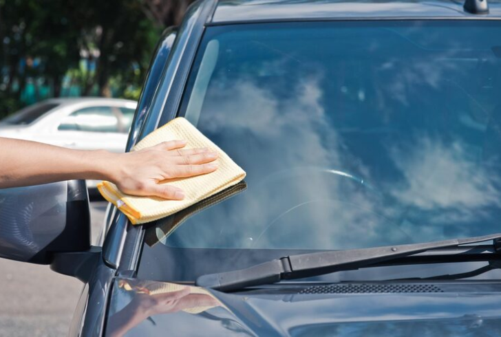 Cleaning car windshield with microfiber